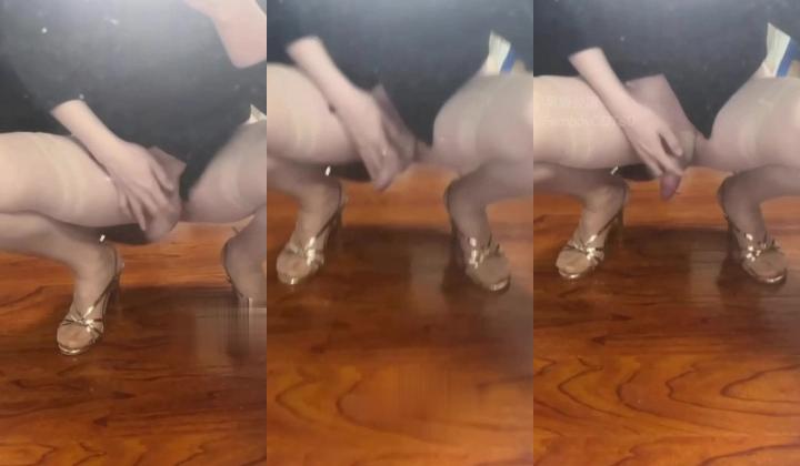 圣诞狂欢 Cindy腿腿 国产极品人气TS，长相清纯身材一流，一双纤细的大长腿，不输任何女人
