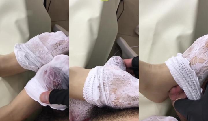 国产极品男娘 柠雅柔吖 超级漂亮甜美的小男娘，纤细苗条白白净净，女装混入足交店打工，意外爆火而入