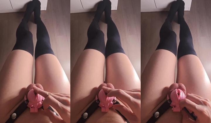 国产极品男娘 柠雅柔吖 超级漂亮甜美的小男娘，纤细苗条白白净净，女装混入足交店打工，意外爆火而入
