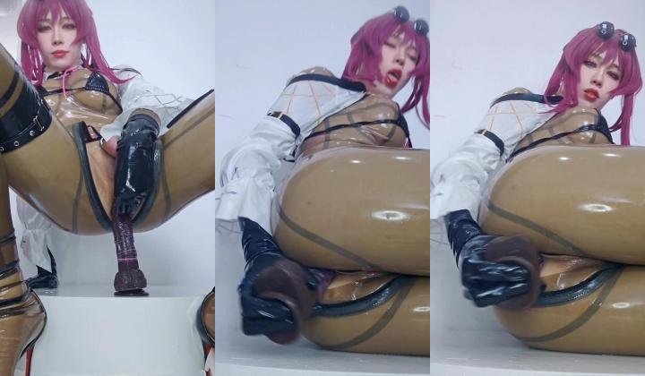 玩的很变态的极致coser，不愧是小日子，玩的就是一个行为艺术