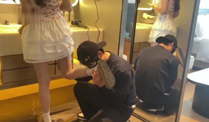 【东坡先生原创】，大二学生妹，敏感体，少女体香扑鼻而来，阴毛多很快湿得一塌煳涂，啪啪双视角拍摄