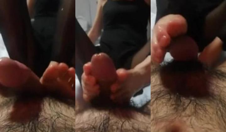 哄了很久单位的女同事终于答应给撸一发 还俏皮说不许吐那么快