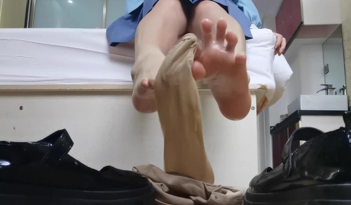 女神嫩妹足交 美腿玉足小可爱【小琪琪文文】足交爆射，美足诱惑！淫语挑逗射满脚底，龟责榨精裸足丝袜推油精射