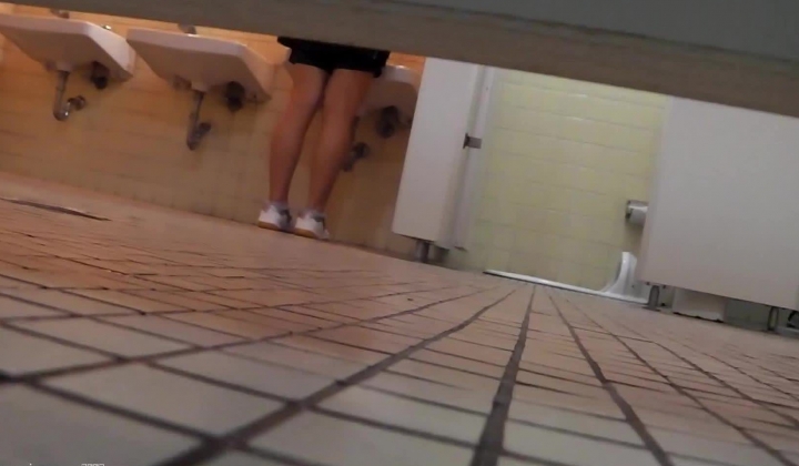 体育馆潜入女厕所隔板缝中偸拍运动后内急来大小便的学生妹们看尿线有处女啊