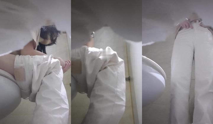 高手潜入夜店躲藏女厕障碍物做掩护现场实拍各种丝袜蕾丝内裤大长腿美眉方便气质不输明星美女先吐后尿