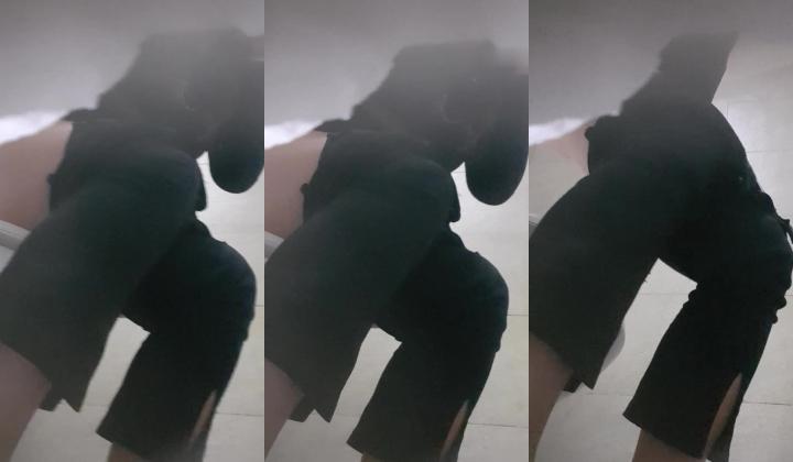 高手潜入夜店躲藏女厕障碍物做掩护现场实拍各种丝袜蕾丝内裤大长腿美眉方便气质不输明星美女先吐后尿