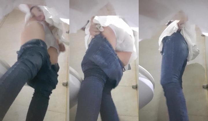 高手潜入夜店躲藏女厕障碍物做掩护现场实拍各种丝袜蕾丝内裤大长腿美眉方便气质不输明星美女先吐后尿