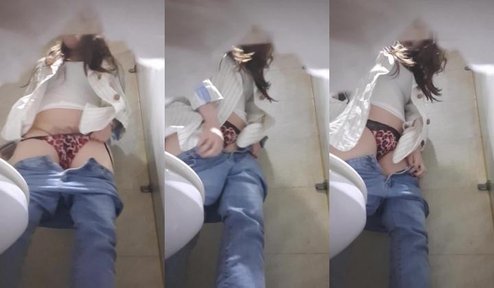 高手潜入夜店躲藏女厕障碍物做掩护现场实拍各种丝袜蕾丝内裤大长腿美眉方便气质不输明星美女先吐后尿