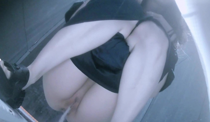 酒吧绿光系列 前蹲的白虎小姐姐小便激射差点尿湿摄像头了