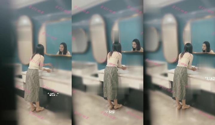 商圈女厕开闪光灯偷拍 ️传媒公司长裙芭蕾舞鞋白领姐姐尿尿