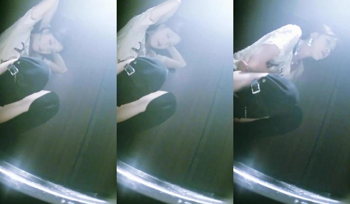 夜总会酒吧女厕后拍各种黑丝高跟 美女如云 黄毛妹子月经流量大屁股染成了大红桃