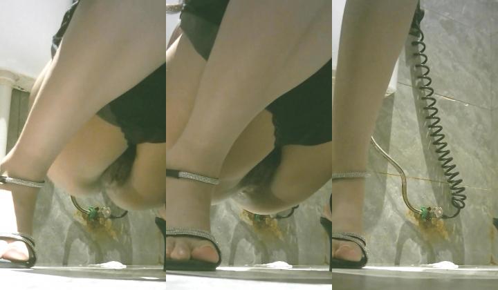 大神潜入KTV女厕偷拍极品高跟少妇的肥美嫩鲍鱼