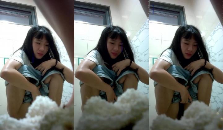 《魔手外购极品CP》美女如云商场女厕逼脸同框正面偸拍超多年轻小姐姐小少妇方便，牛仔短裤美少女的干