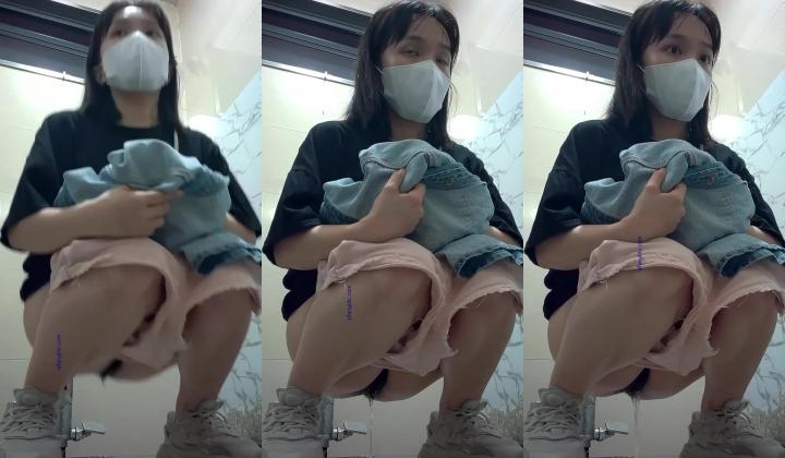 《魔手外购极品CP》美女如云商场女厕逼脸同框正面偸拍超多年轻小姐姐小少妇方便，牛仔短裤美少女的干