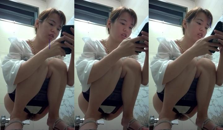 《魔手外购极品CP》美女如云商场女厕逼脸同框正面偸拍超多年轻小姐姐小少妇方便，牛仔短裤美少女的干