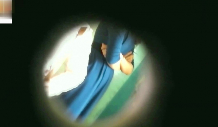 女厕隔板缝中洞中特写镜头连续偸拍超多制服美女小姐姐方便完美视觉享受