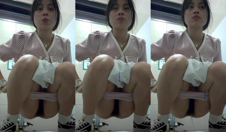 《魔手外购极品CP》美女如云商场女厕逼脸同框正面偸拍超多年轻小姐姐小少妇方便，牛仔短裤美少女的干
