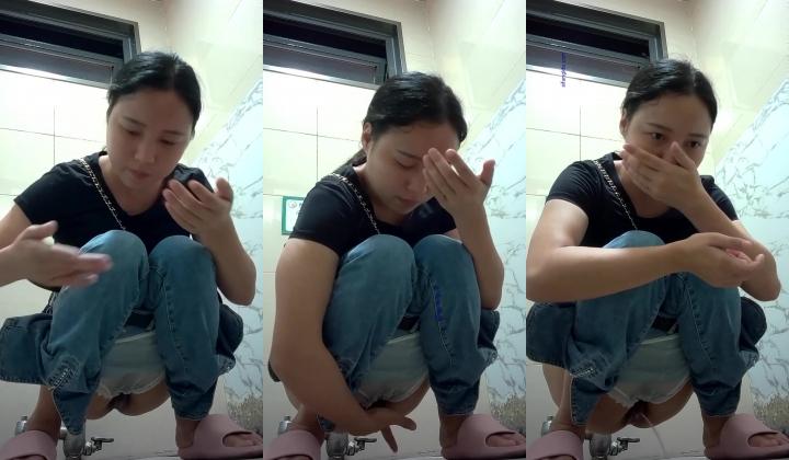 《魔手外购极品CP》美女如云商场女厕逼脸同框正面偸拍超多年轻小姐姐小少妇方便，牛仔短裤美少女的干