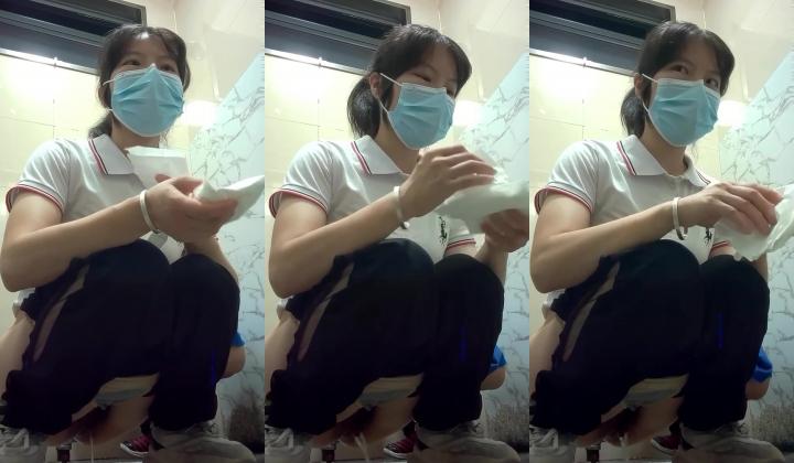 《魔手外购极品CP》美女如云商场女厕逼脸同框正面偸拍超多年轻小姐姐小少妇方便，牛仔短裤美少女的干净白虎逼简直太顶了