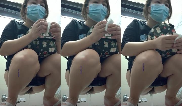 《魔手外购极品CP》美女如云商场女厕逼脸同框正面偸拍超多年轻小姐姐小少妇方便，牛仔短裤美少女的干
