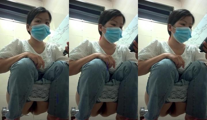 《魔手外购极品CP》美女如云商场女厕逼脸同框正面偸拍超多年轻小姐姐小少妇方便，牛仔短裤美少女的干