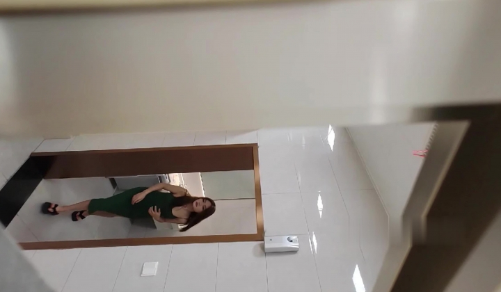 短剧女演员办公楼女厕 蹲守偷拍一个漂亮女演员来上厕所尿尿小姐姐不愧是演员逼很嫩很美