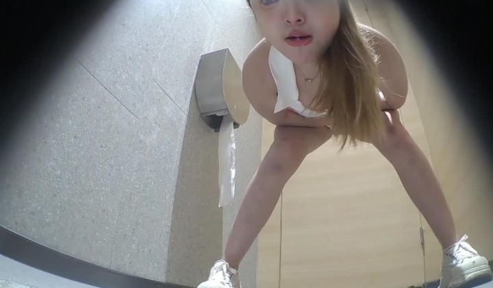 夜总会女厕 后景高清偷拍小姐尿尿前蹲的黄裙靓妹逼粉嫩的