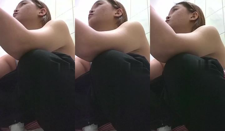 地铁女厕真实偸拍，络绎不绝的年轻小姐姐方便，赏脸赏逼，形态各异