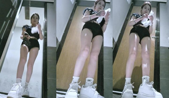 酒吧女厕高清后拍单售系列 性感蜜桃臀靓妹经血尿尿两条线