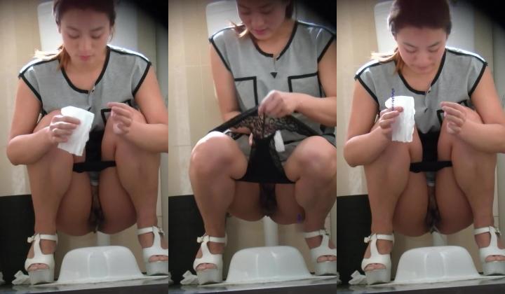 女蹲厕针孔偸拍各种女人方便~有熟女有良家少妇有年轻小姐姐~特写全景逼脸同框