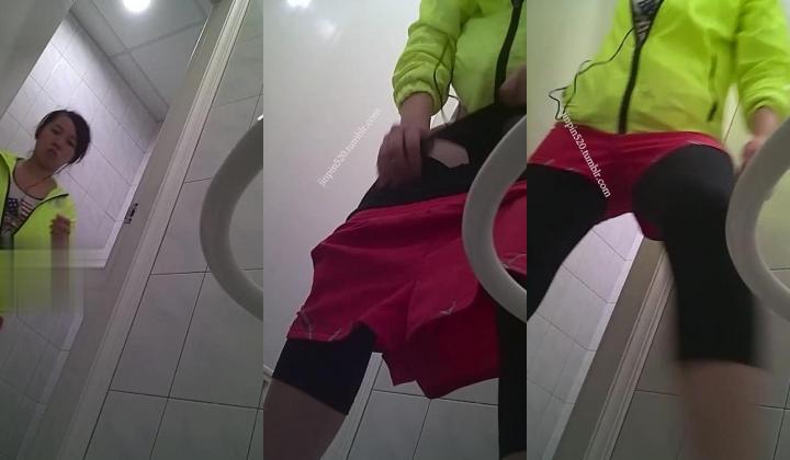 地铁女厕真实偸拍，络绎不绝的年轻小姐姐方便，赏脸赏逼，形态各异