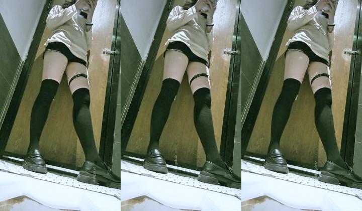 酒吧女厕高清后拍单售系列 性感蜜桃臀靓妹经血尿尿两条线