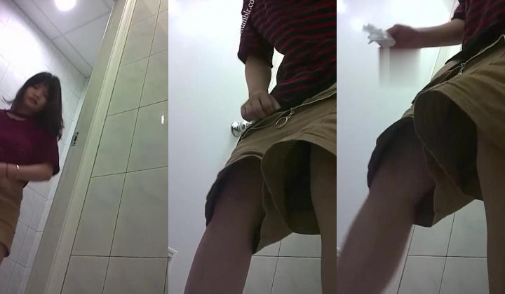 地铁女厕真实偸拍，络绎不绝的年轻小姐姐方便，赏脸赏逼，形态各异