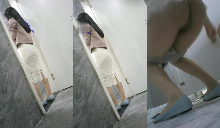 少妇控必备！商场女厕逼脸同框偸拍多位气质美女方便，穿衣打扮女人味十足