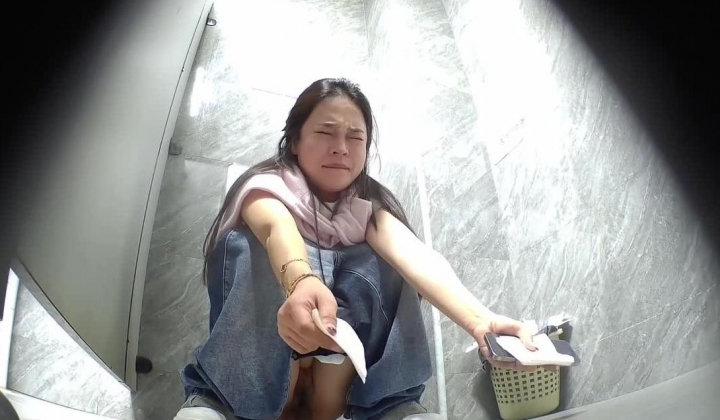 夜总会女厕高清前景偷拍 ️小姐尿尿手拿电子烟的金手镯颜值美女