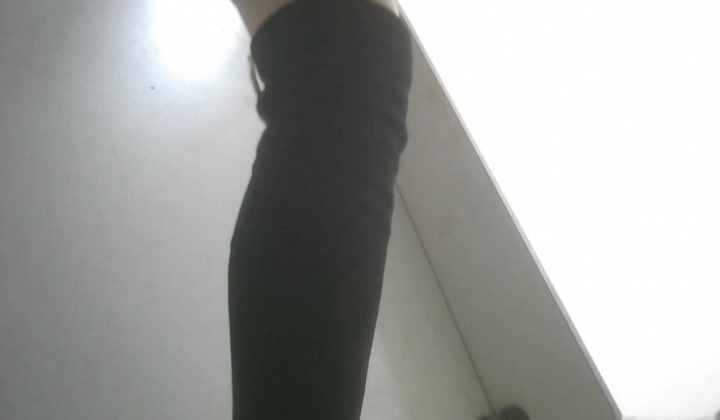 ️商场女厕近景真实偷拍多位少妇熟女方便，大屁股大鲍鱼哗哗的尿量充足