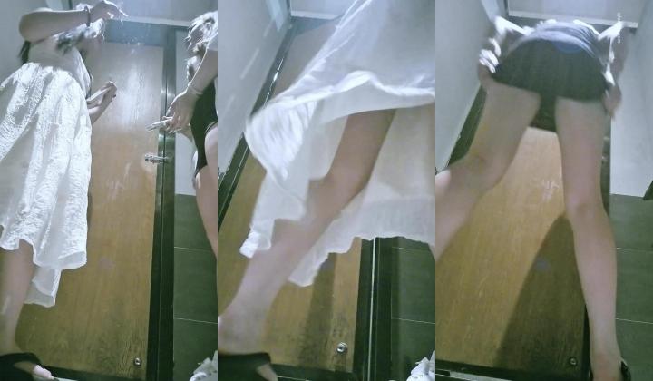 酒吧女厕高清后拍 两个闺蜜进厕所吸烟尿尿一块被拍逼