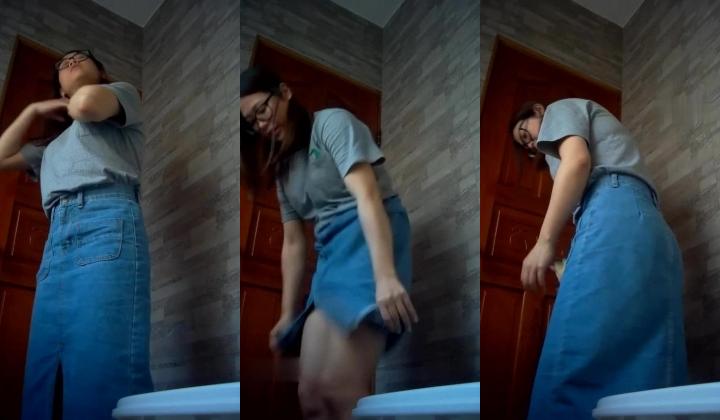 景区女公厕完美定点角度全景偸拍 先脸后逼各种气质小姐姐方便讲卫生的撅着屁股