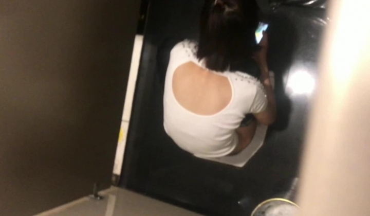 大神手持闯拍机场女厕偷拍 深夜航班的独行美女尿尿假装打电话拍脸