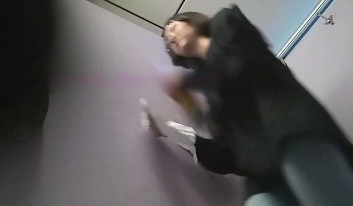 大神潜入大学女厕偷拍舞蹈社团的学妹尿尿换衣