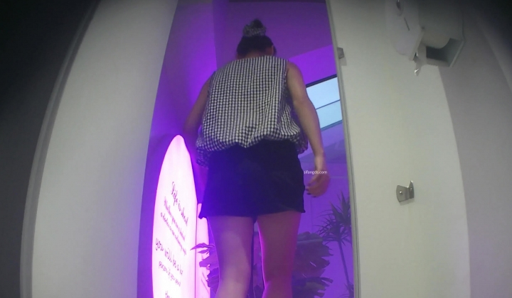商场女厕偷拍 美少女方便JK短裙眼镜妹擦肥美鲍鱼的样子太销魂了
