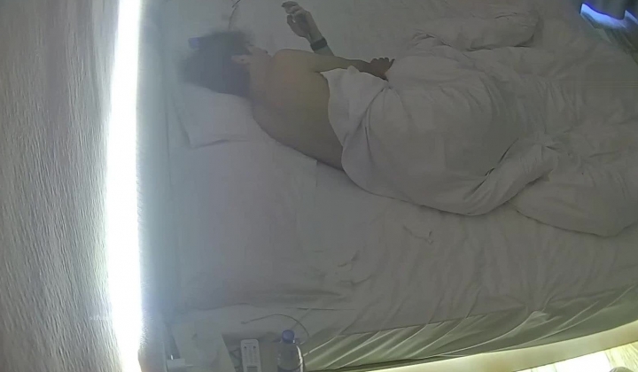 酒店针孔偷拍苗条眼镜骚妹子主动脱掉男友裤子坐上去享受
