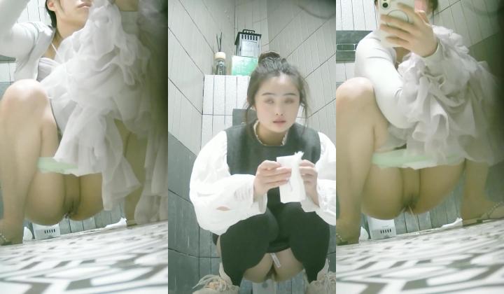 写字楼女厕前后景双镜头偷拍 ️白领姐姐尿尿健美裤靓妹痔疮有点严重