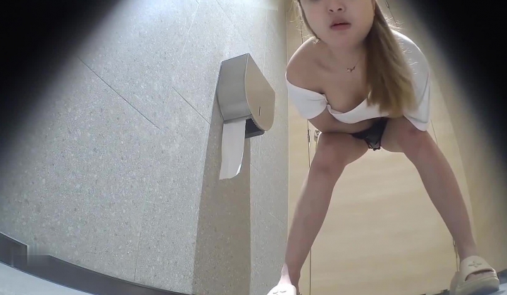 夜总会女厕高清后拍 小姐尿尿外阴唇很长的水晶高跟鞋美女擦经血