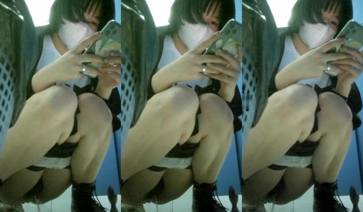 拍多位年轻小姐姐大小便，美女诱惑蜜桃臀，旗袍老阿姨无毛一线天简直太顶了