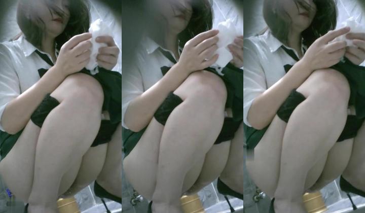 少妇控必备！商场女厕逼脸同框偸拍多位气质美女方便，穿衣打扮女人味十足