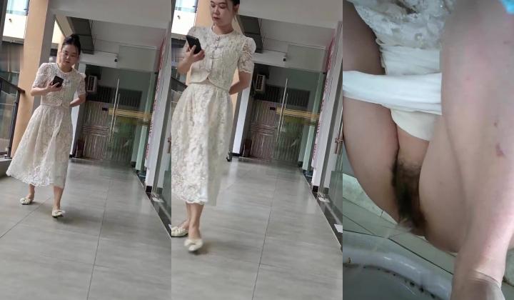 暑假期间返校补习 偷偷尾随值班女老师进女厕偷窥她尿尿看着她的逼毛有QJ的冲动