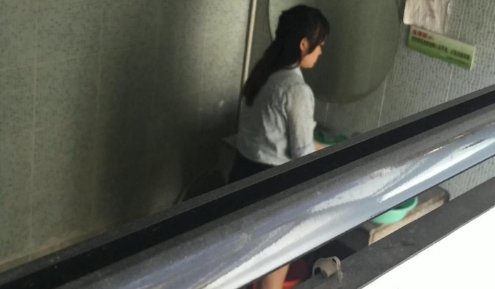 大神手持闯拍单位女厕两次近视角高清偷拍喜欢穿脱鞋上班的女同事尿尿拉粑粑