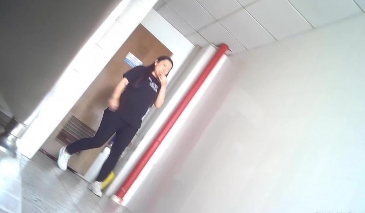 科技园女厕黑纱裙尖高跟美艳女主管,毫无赘肉的窄小洞口让人性起