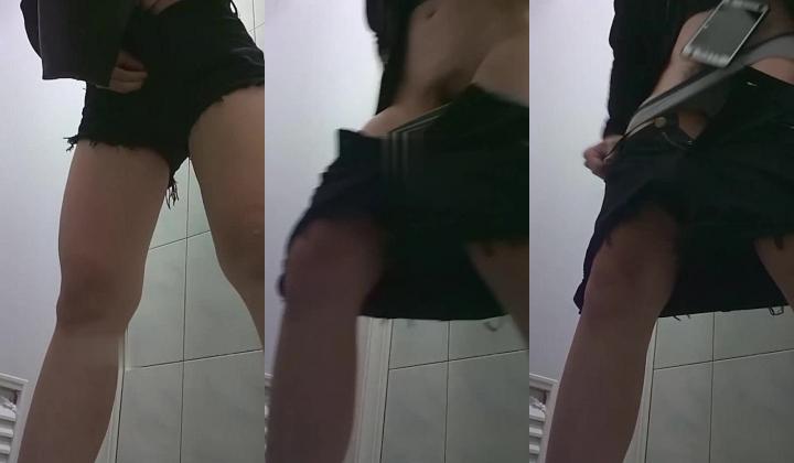 地铁女厕真实偸拍，络绎不绝的年轻小姐姐方便，赏脸赏逼，形态各异